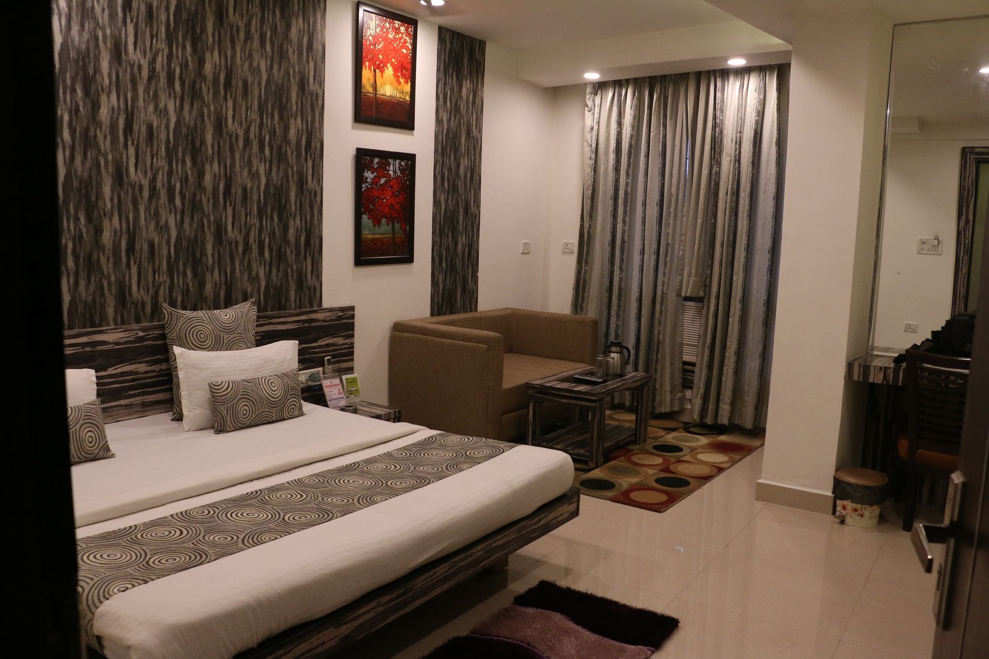 Hotel Shalimar Deluxe Бопал Екстериор снимка