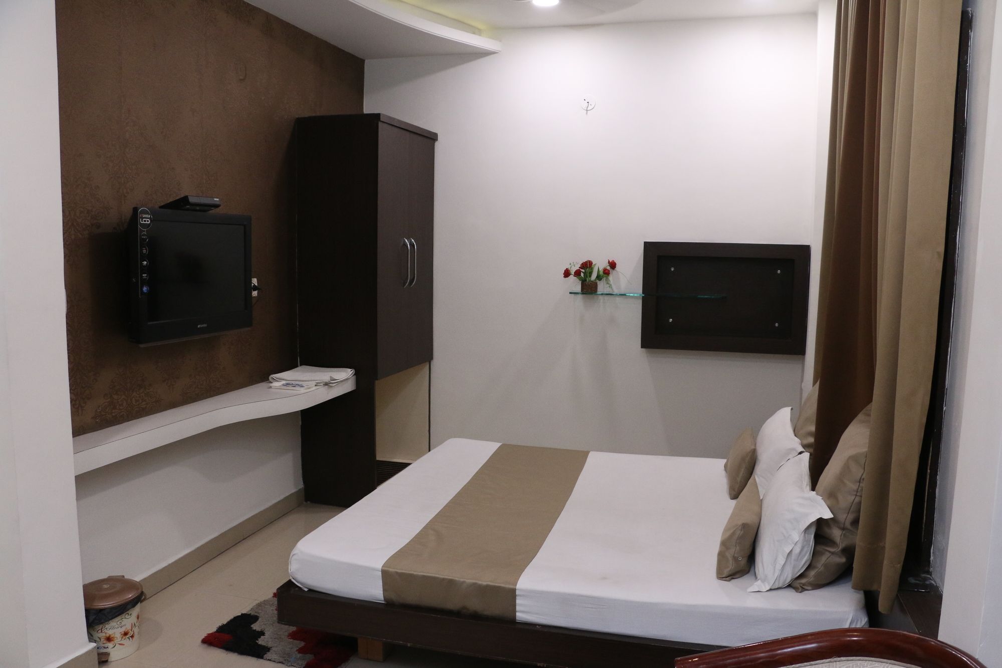 Hotel Shalimar Deluxe Бопал Екстериор снимка